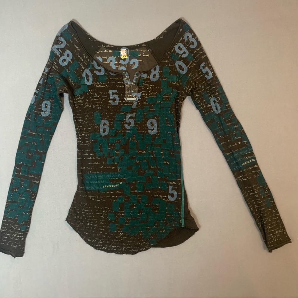 Free People Long Sleeve Scoop Neck Graphic Top in Teal and Black Size Med Ladies